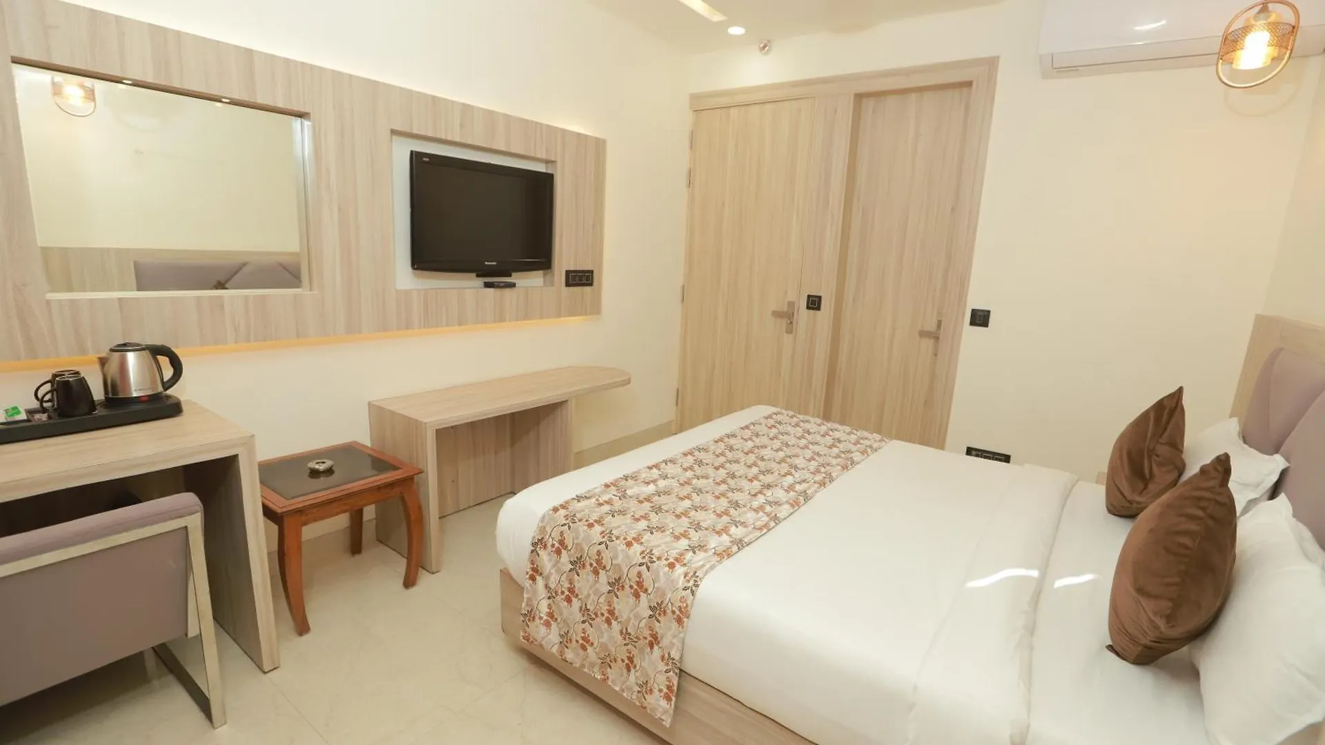 Hotel Green Palace-Near Delhi Airport Нью-Дели
