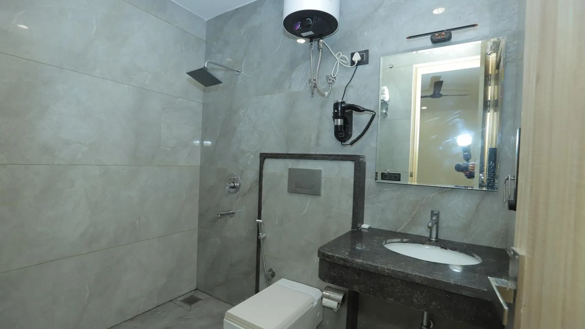 ***  Hotel Green Palace-Near Delhi Airport ニューデリー インド